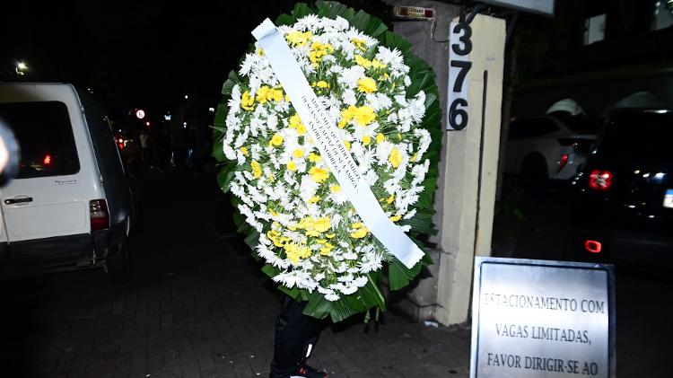 Coroa de flores de Andreia de Nobrega chega no velorio de Fábio Arruda