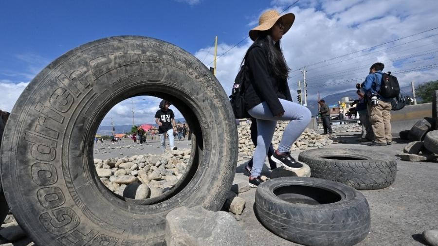 28.out.2024 - Apoiadores de Evo Morales bloqueiam estrada que liga La Paz a Cochabamba - Aizar Raldes/AFP