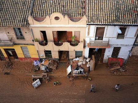 31.out.2024 - Entulhos se acumulam em uma rua coberta de lama em La Torre, Valência, na Espanha - Manaure Quintero / AFP