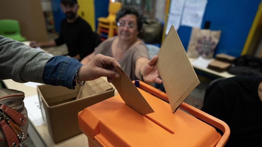 Eleitores depositam cédulas de votação em urna nas eleições de primeiro turno no Uruguai