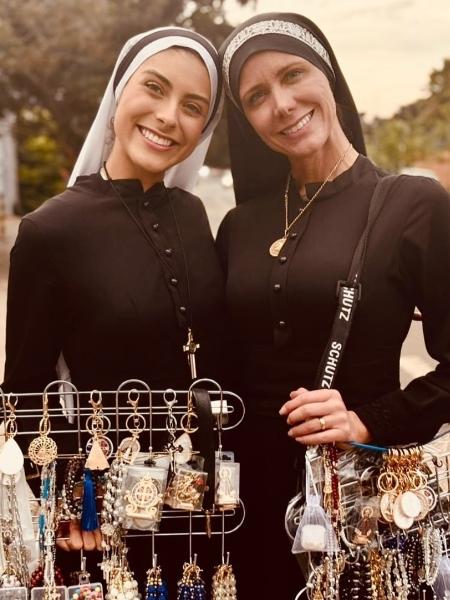 Irmã Eva, 21, e Irmã Renata, 44, a madre da congregação Sancta Dei Genetrix Irmã Eva, 21, e Irmã Renata, 44, a madre da congregação Sancta Dei Genetrix