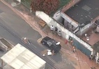 Rompimento de adutora arrasta carro e alaga casas em Osasco