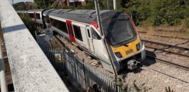 Photo: noticias.uol.com.br Two Trains Derail in UK Amid Extreme Heatwave