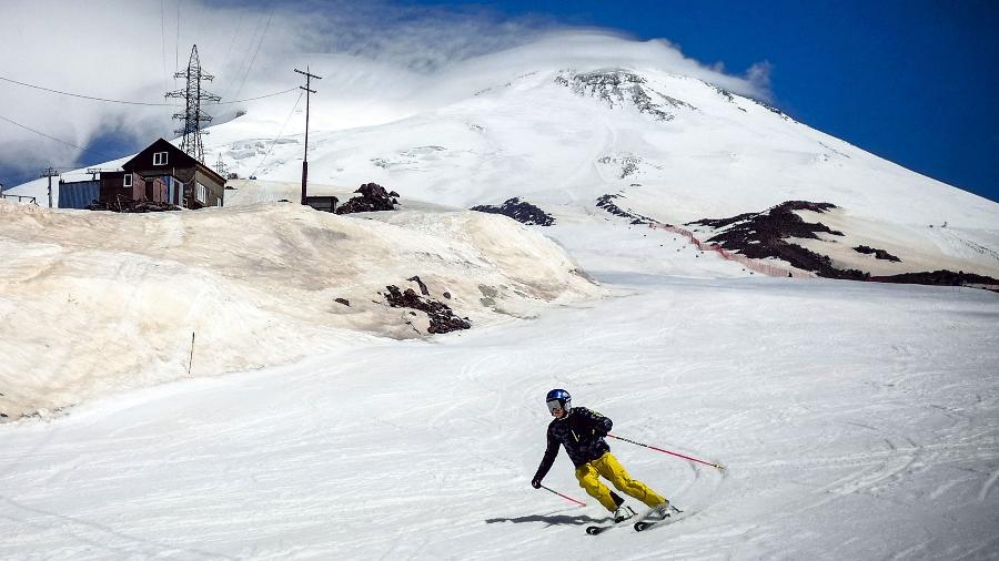 Nesta foto de 6 de junho de 2022, um esquiador desce as encostas do Monte Elbrus, perto de Terskol, na República de Cabárdia-Balcária, Rússia Nesta foto de 6 de junho de 2022, um esquiador desce as encostas do Monte Elbrus, perto de Terskol, na República de Cabárdia-Balcária, Rússia