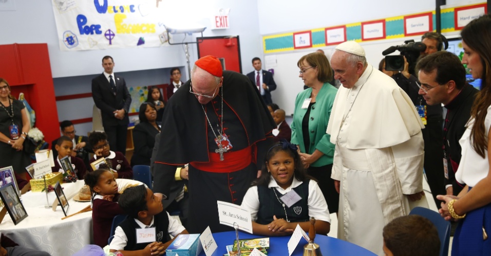 25.set.2015 - Papa é acompanhado pelo cardeal Timothy Dolan (centro) durante sua visita a uma escola no Harlem, em Nova York (EUA)