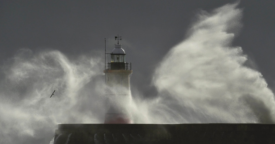 18.nov.2015 - Ondas e ventos fortes golpeiam parede de farol, em Newhaven, na Grã-Bretanha
