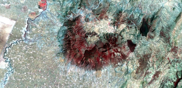 Imagem de satélite mostra o vulcão Aluto, que está localizado no vale da fenda etiópia - áreas escuras representam fluxo de lava - William Hutchison (University of Oxford) and NASA