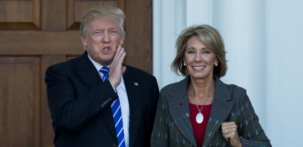 O presidente eleito dos EUA, Donald Trump, se encontra com Betsy DeVos, apontada como secretária da Educação, em Bedminster Township, Nova Jersey - Drew Angerer/Getty Images/AFP