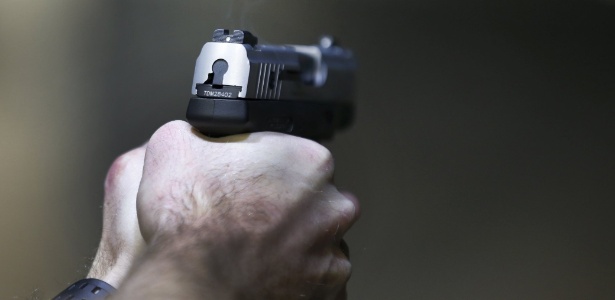 Homem dispara uma Taurus Millenium 9mm em estande de tiro em Utah, EUA - George Frey/ Reuters