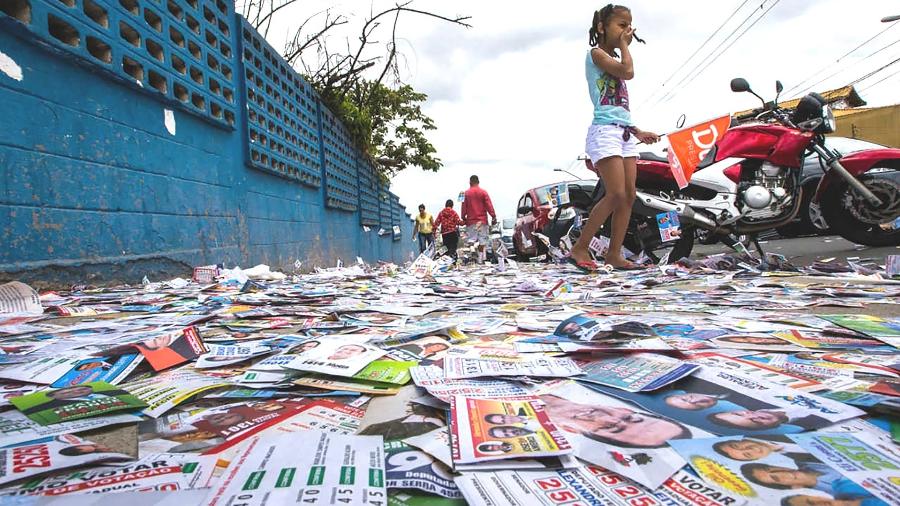 Santinhos de candidatos espalhados pelacalcada de zona eleitoral na Avenida Rodrigues Montemor, na zona sul de Sao Paulo - Apu Gomes/Folhapress