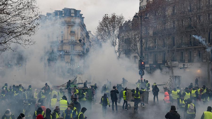 "Coletes amarelos" protestam em Paris e enfrentam a polícia - Lucas Barioulet/AFP
