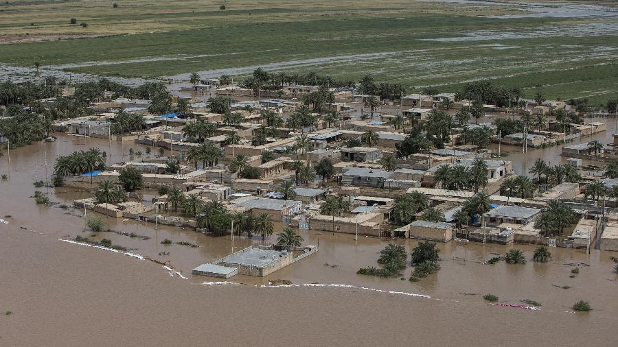 06.abr.2019 - Vista de uma vila inundada na província de Juzistan, no Irã - Ahmad Halabisaz/Xinhua