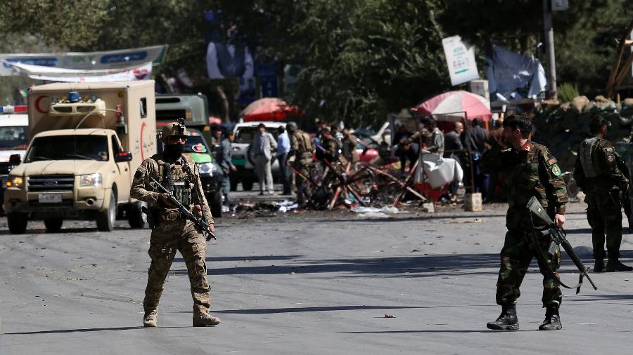 Forças de segurança afegãs inspecionam o local de explosão de uma bomba em Cabul, Afeganistão - Omar Sobhani/Reuters