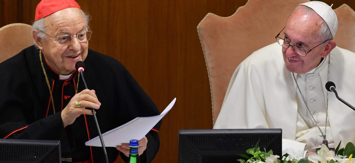 Cardeal italiano Lorenzo Baldisseri e o Papa Francisco durante a abertura dos trabalhos do Sínodo dos Bispos para a Região Pan-Amazônica - Andreas Solaro/AFP