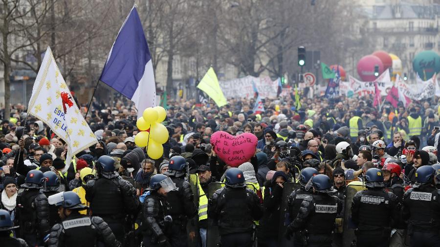 4.jan.2020 -- Milhares de manifestantes foram às ruas de Paris protestar contra a Reforma da Previdência - François Guillot/AFP