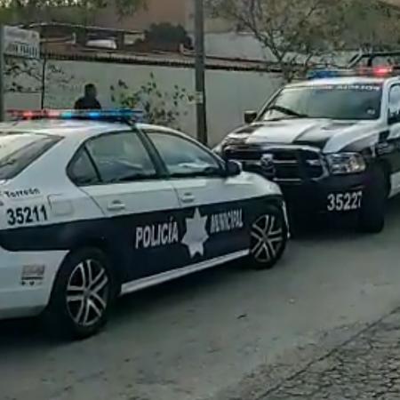 Policiais atendem a ocorrência em escola na cidade mexicana de Torreón, onde menor de idade entrou armado e efetuou disparos antes de se suicida - El Siglo de Torreón/Reprodução
