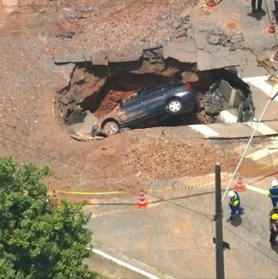 APÓS DIVULGAÇÃO NO OTABULEIRO, CRATERA DA AVENIDA UBAITABA ESTÁ SENDO  RECAPEADA - O Tabuleiro