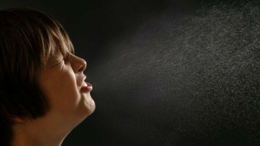 Microgotas de saliva geradas durante a fala podem permanecer suspensas no ar em um espaço fechado por mais de dez minutos - Getty Images