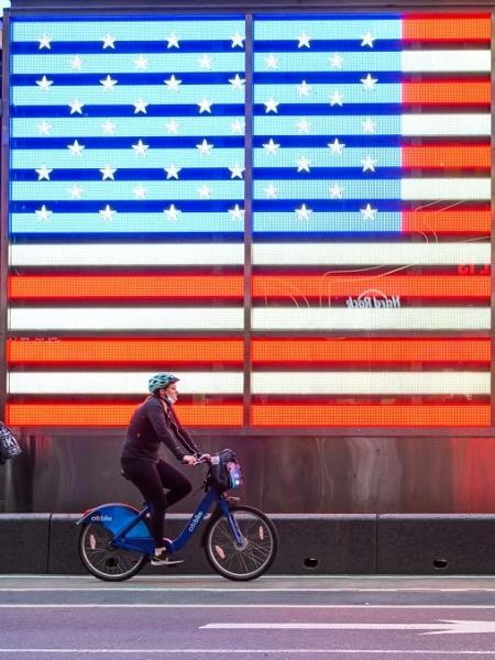 Coronavírus: de máscara, ciclistas passeiam pela Times Square, famosa avenida de Nova York, nos EUA - Noam Galai/Getty Images