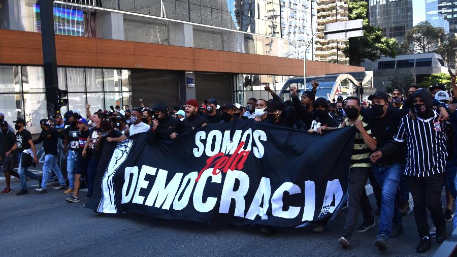Ato a favor da democracia e contra o racismo na avenida Paulista, promovido por torcidas organizadas do Corinthians - Roberto Casimiro/Estadão Conteúdo