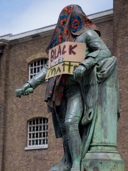 Antes de ser removida, a estátua de Robert Milligan foi parcialmente coberta por manifestantes - Getty Images