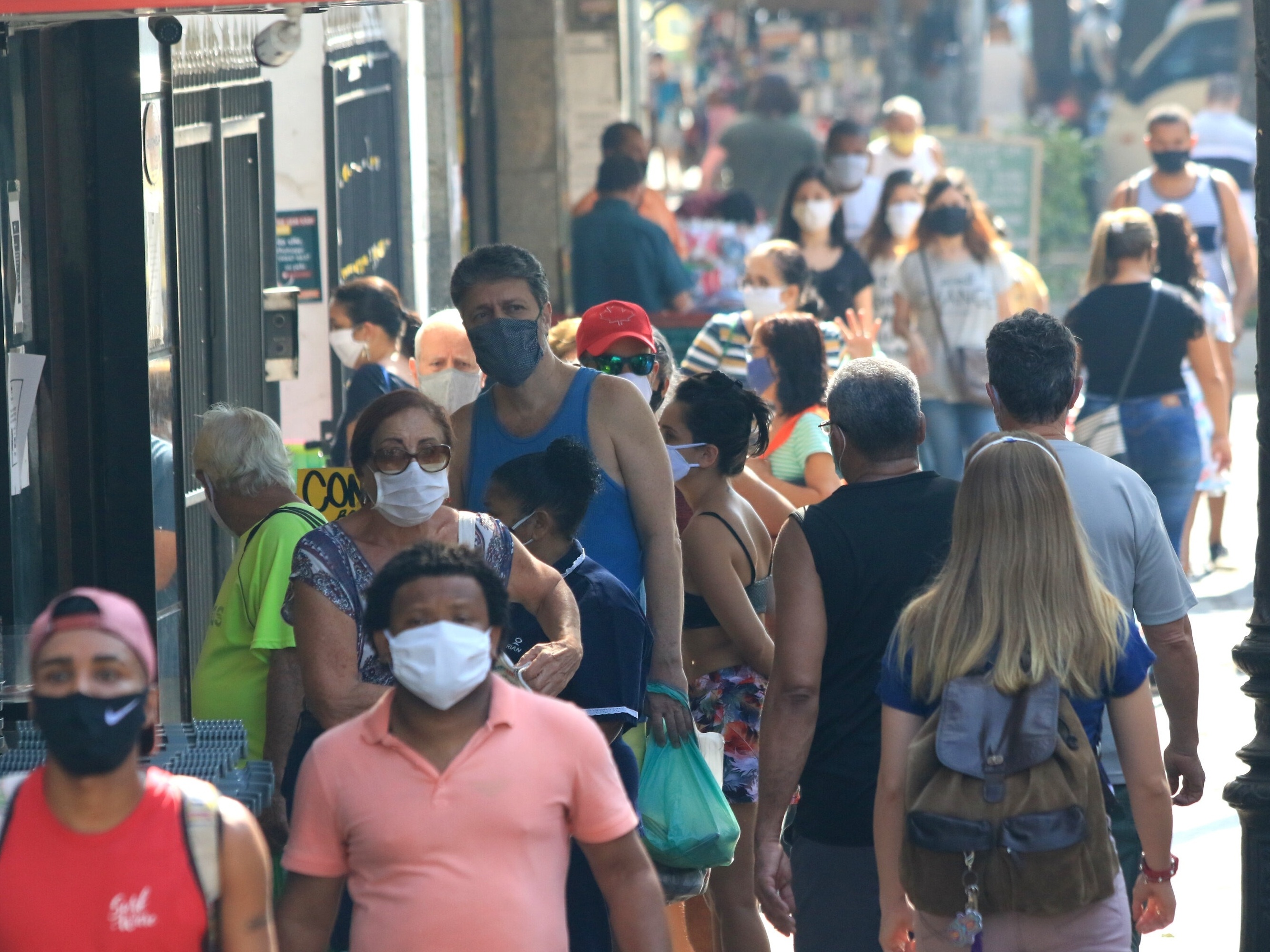 Com "represamento", Brasil bate recorde de novos casos no mundo em 24h