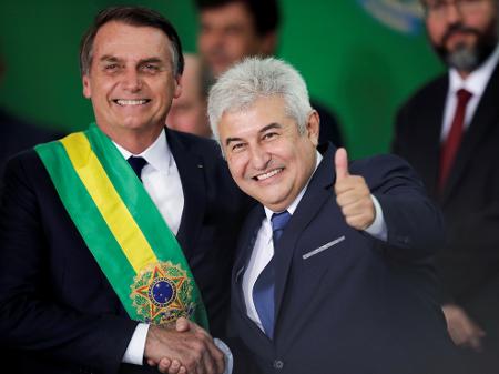 Marcos Pontes ao lado do presidente Jair Bolsonaro durante cerimônia de posse - 