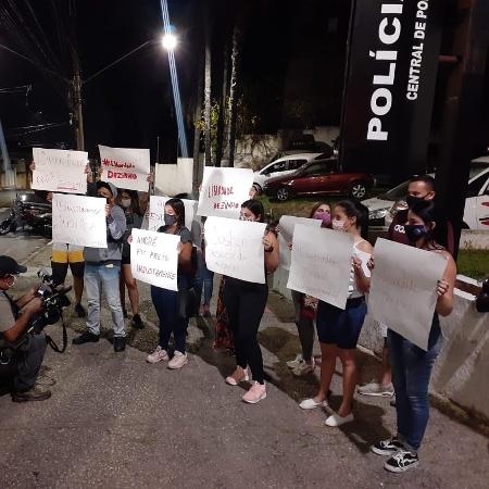 Family and friends of the motoboy André Mezzette protest in front of the 72 DP of the Capital, where he is imprisoned - Personal Archive - Personal Archive