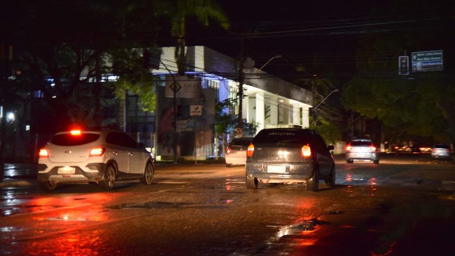 5.nov.2020 - Carros trafegam em ruas escuras de Macapá durante apagão que atingiu a maior parte do Amapá - Gabriel Penha/Photopress/Estadão Conteúdo