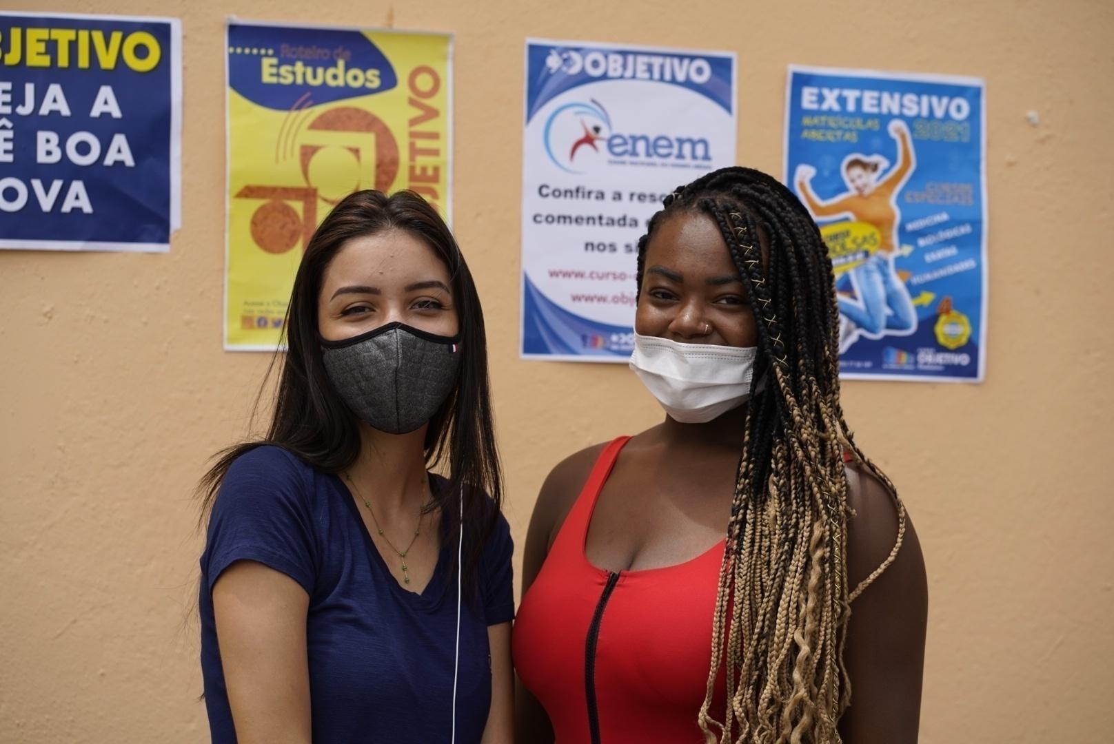 As estudantes Ingrid Baptista (à esq.) e Mariah Eduarda de Paula, que querem cursar direito após fazer o Enem em SP - André Porto/UOL