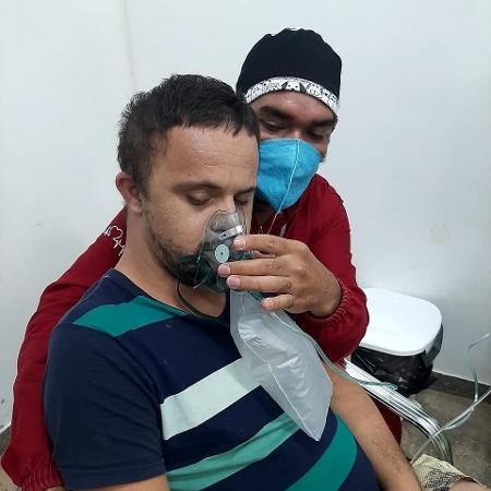 O abraço comoveu pacientes e funcionários do hospital de campanha na cidade de Caapiranga, no interior do Amazonas - Mirene Borges Da Silva - Mirene Borges Da Silva