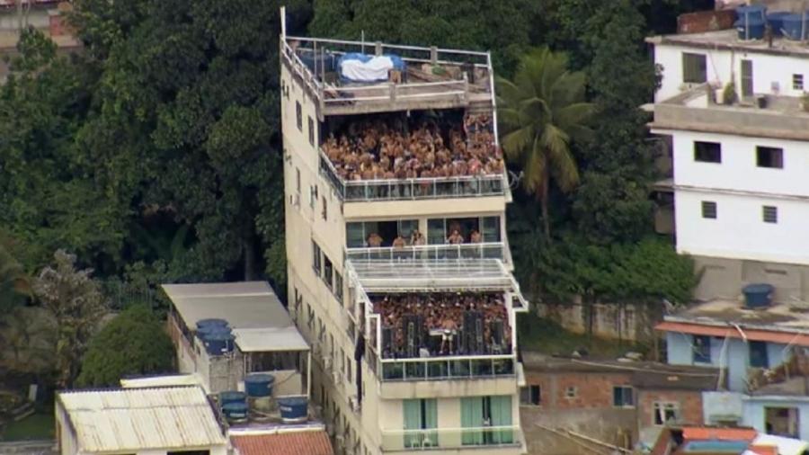Festa lotada no alto do morro do Vidigal, na zona sul do Rio - Reprodução/TV Globo