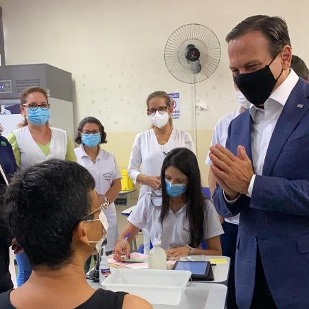 Arquivo - O governador João Doria acompanha as primeiras pessoas a serem vacinadas em Serrana (SP) como parte do estudo do Instituto Butantan - Reprodução/Twitter/jdoriajr