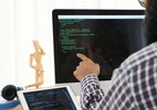 Você pede, e a IA faz o resto: 'vibe coding' é o fim dos programadores? (Foto: pressfoto/Freepik)
