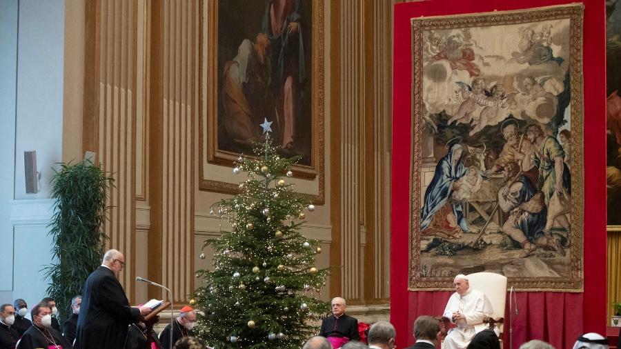 10.jan.2022 - O Papa Francisco observa durante seu discurso sobre o "estado do mundo" a diplomatas de mais de 180 países, no Vaticano - Vatican Media/Handout via Reuters