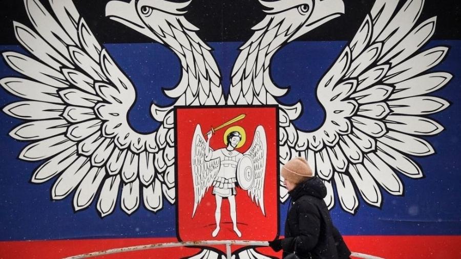 O emblema da República Popular de Donetsk está bastante presente na região rebelde - ALEXANDER NEMENOV/AFP