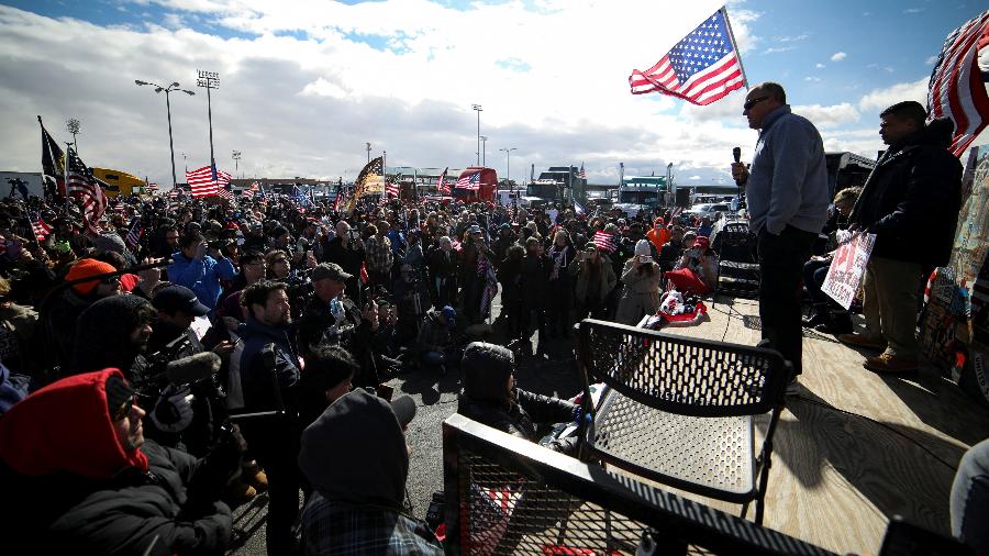 Caminhoneiros e seus apoiadores se reúnem antes de um comboio partir para a capital do país para protestar contra os mandatos de vacina contra a covid-19, em Adelanto, Califórnia, EUA - David Swanson/Reuters