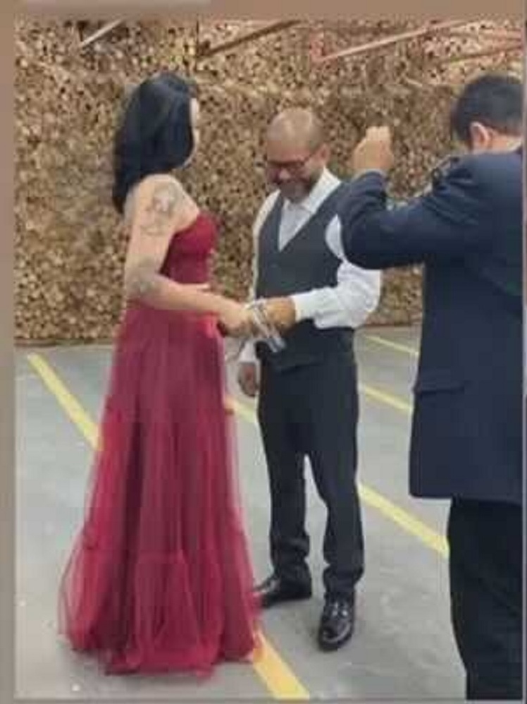 Dama de vermelho faz ensaio de casamento e para trânsito com homens armados