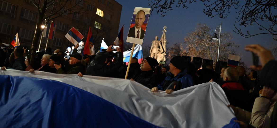 Uma multidão saiu às ruas de Belgrado, na Sérvia, para manifestar apoio à Rússia - Andrej ISAKOVIC / AFP