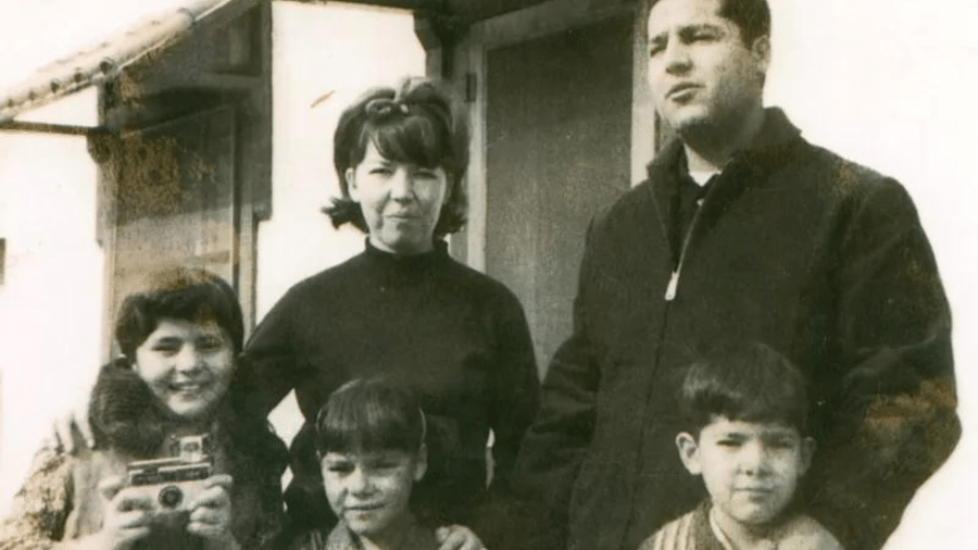 A família de Tina Cordova vivia em Tularosa, pequena cidade que na época tinha cerca de 1,5 mil moradores e ficava próxima ao local do teste. Na foto, Tina, seus pais, Anastacio e Rosalie, a irmã, Tammy, e o irmão, Matthew - Arquivo Pessoal