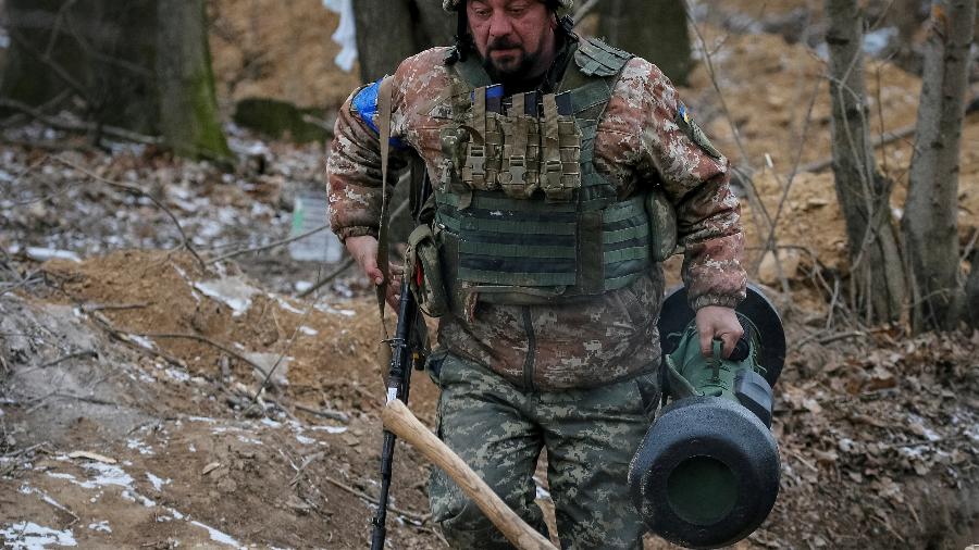 13.mar.2022 - Membro do serviço ucraniano carrega um sistema de mísseis Javelin em uma posição na linha de frente na região norte de Kiev - REUTERS/Gleb Garanich