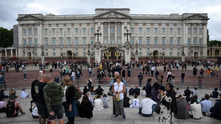 People gathered in front of Buckingham Palace in London, Queen II.  He is waiting for news about Elizabeth's health.