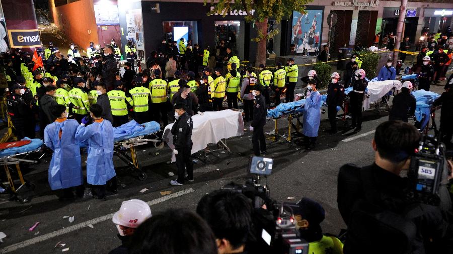 Equipes socorrem pessoas após tumulto que deixou ao menos 120 mortos em festa de Halloween na Coreia do Sul  - Kim Hong-Ji/Reuters