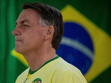 Bolsonaro se manteve viável nas urnas com decisões de rivais, sugere livro