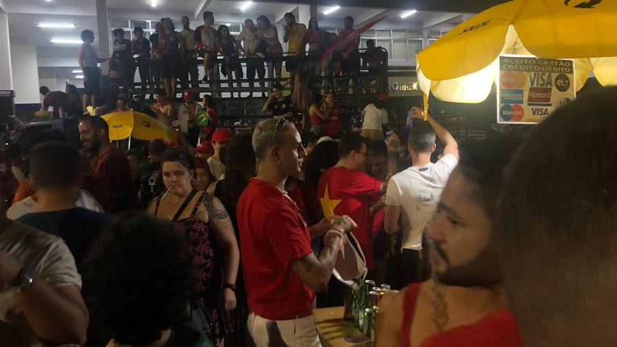 Petistas comemoram vitória de Lula em bar em Brasília - Camila Turtelli/UOL