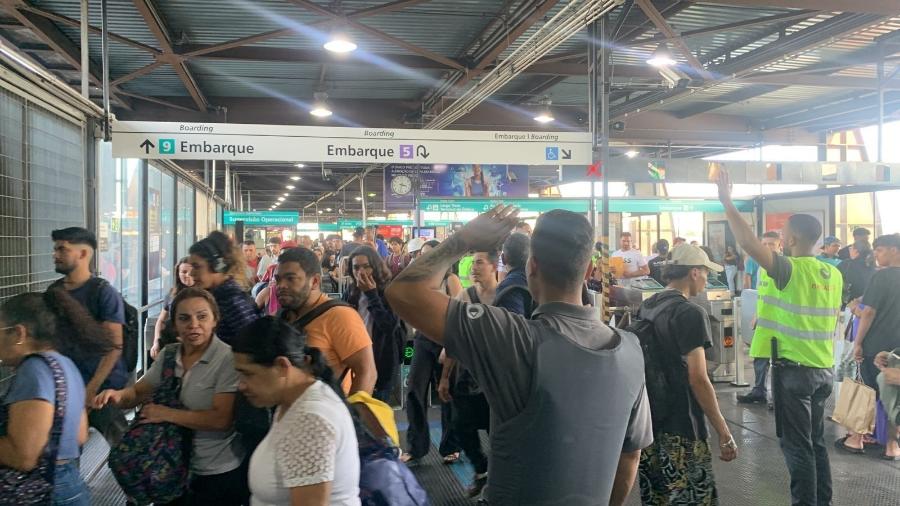 Passageiros são orientados a sair da estação Santo Amaro do metrô, na zona sul de São Paulo, após falha na linha 5-lilás