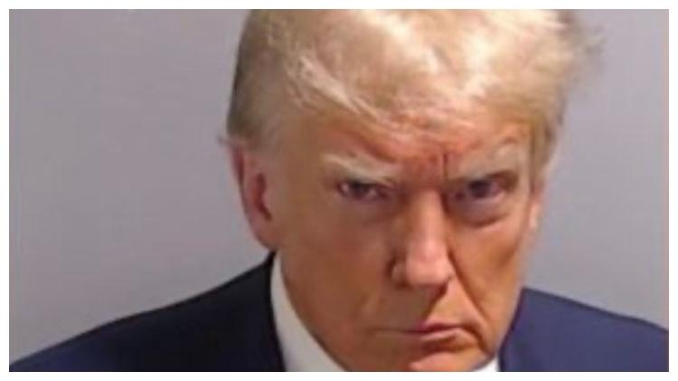 O ex-presidente dos EUA Donald Trump foi fichado após se entregar à Justiça da Geórgia em 2023 O ex-presidente dos EUA Donald Trump foi fichado após se entregar à Justiça da Geórgia em 2023