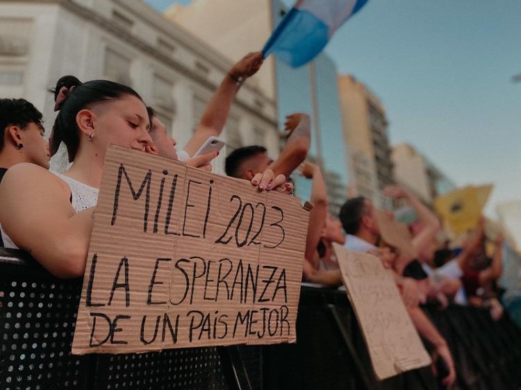19.nov.2023 - Apoiadores de Javier Milei aguardam resultado das eleições na Argentina