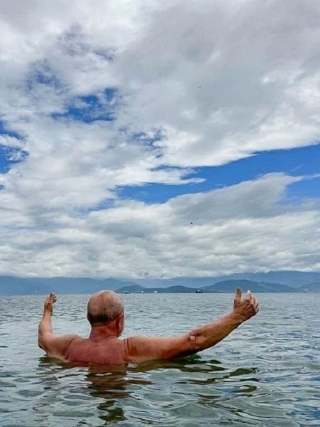 Em recesso, Lula posta foto no mar