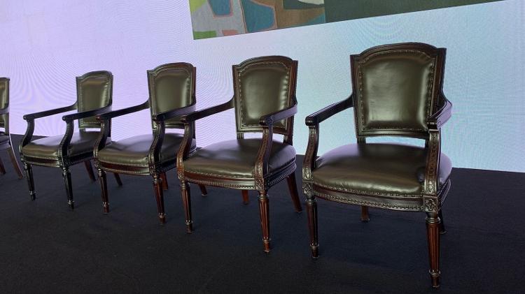 5.jan.2024 - Cadeiras da época do Brasil Império que serão usadas na cerimônia que marca um ano do 8/1